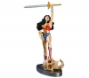 DC DIRECT Figur JLA - Cover To Cover Wonder Woman Statue + Mini-Staubsauger: Henry der Staubsauger 